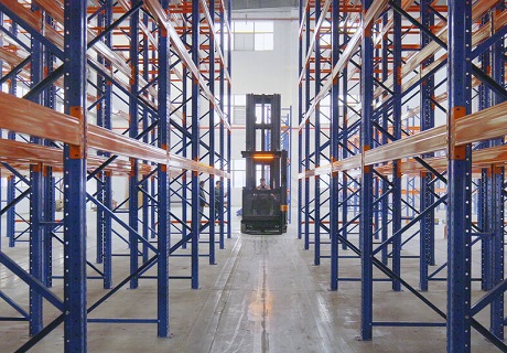 ممرات ضيقة لا تتجاوز 1.75 متر: رافعة شوكية Zowell Man-Up VNA تُحقق طفرة مزدوجة في سعة التخزين وكفاءة الانتقاء لمستودعات مكونات النكهات