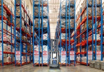 تتيح رافعات شوكية برجية من نوع Man-Up VNA تخزينًا عالي الكثافة يصل إلى 13 مترًا لشركة رائدة في تصنيع التوابل